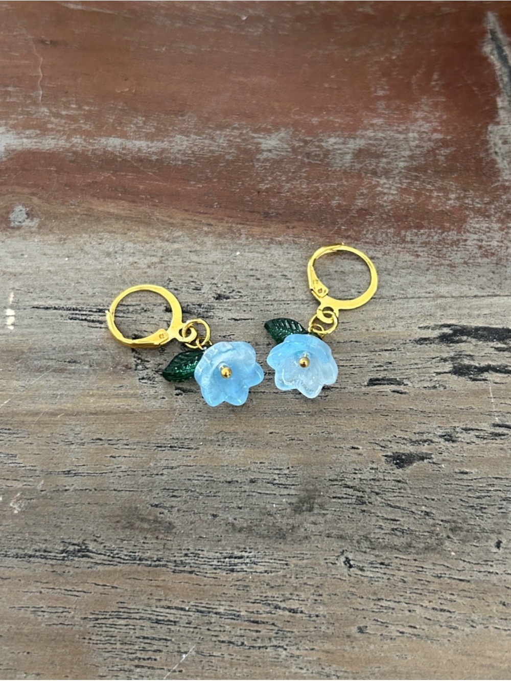 Gold dangly blue flower earring ❣️